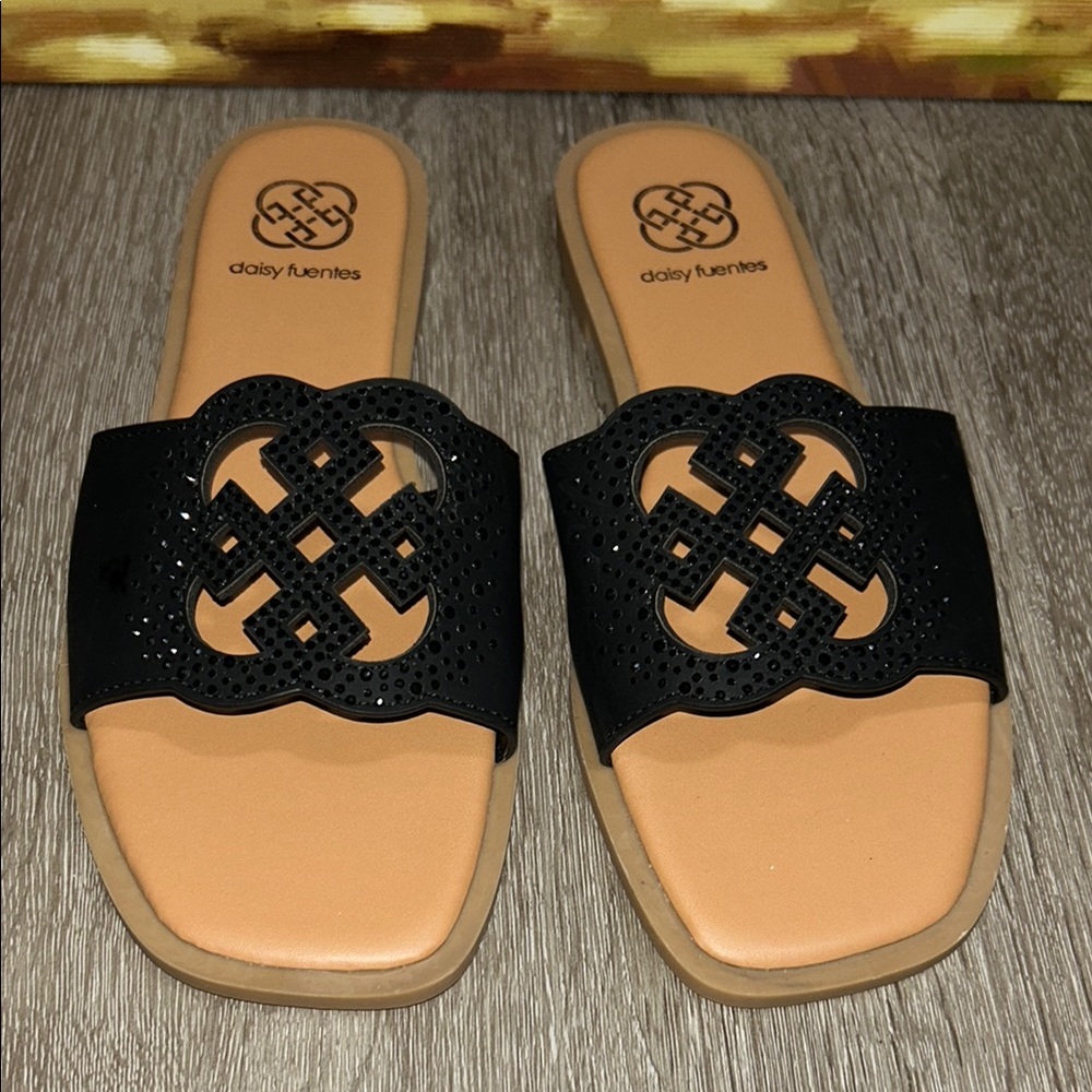 🦋Daisy Fuentes Black and Tan Slide Sandals with Cut-Out Design 5/25$🦋